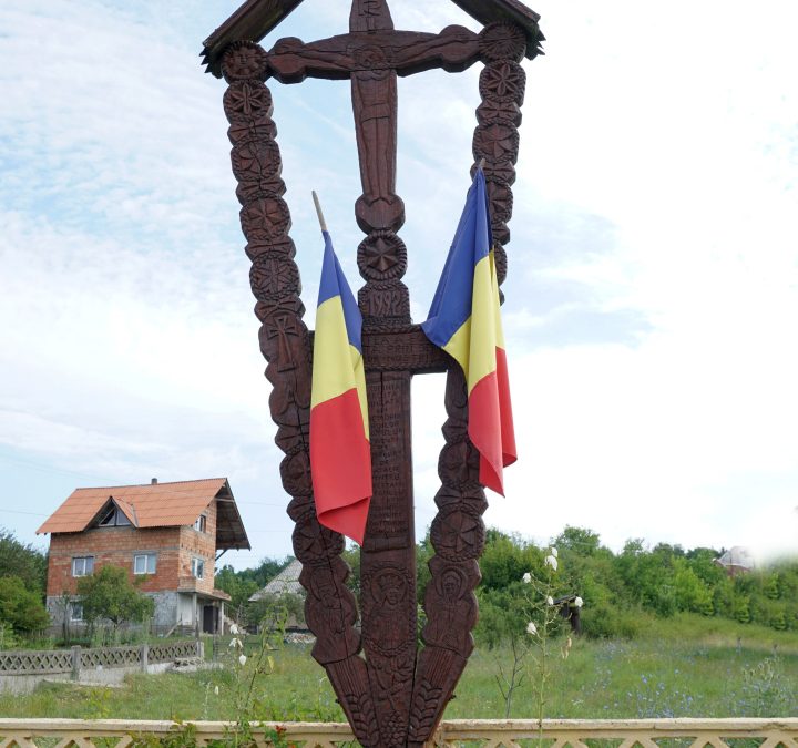 Monumentul Eroilor Satului – Troiță din lemn – Asuaju de Jos
