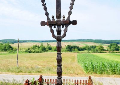 Troiță de lemn Monument Memorial și Religios pentru Gheorghe Șimonca – Asuaju de Sus